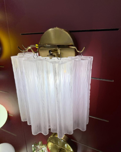 Элегантное настенное бра с фактурным стеклом