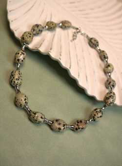 Чокер из крупных камней далматиновой яшмы «Далматиновая Грань»
