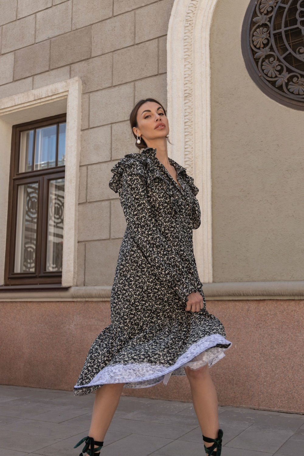 Платье рубашка на пуговках с воланами и отделкой из кружева