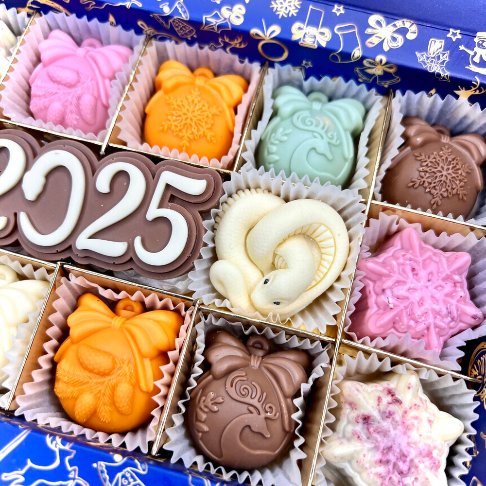 Шоколадный набор "2025 Змея": шоколадка-надпись и 13 конфет ручной работы