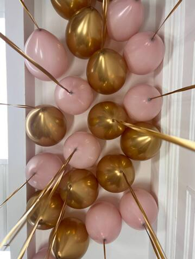 Воздушные шары под потолок розовые и золотые с дождиком