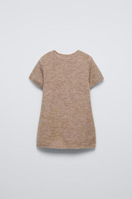 ZARA ТРИКОТАЖНОЕ ПЛАТЬЕ С КОРОТКИМИ РУКАВАМИ, ПЕСОЧНЫЙ