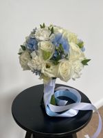 Свадебный букет из лизиантуса, гортензии, одноголовых роз, оксипеталума и эвкалипта