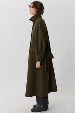 Объемное пальто зеленого цвета