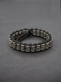 Картинка скандинавский браслет на черном фоне.