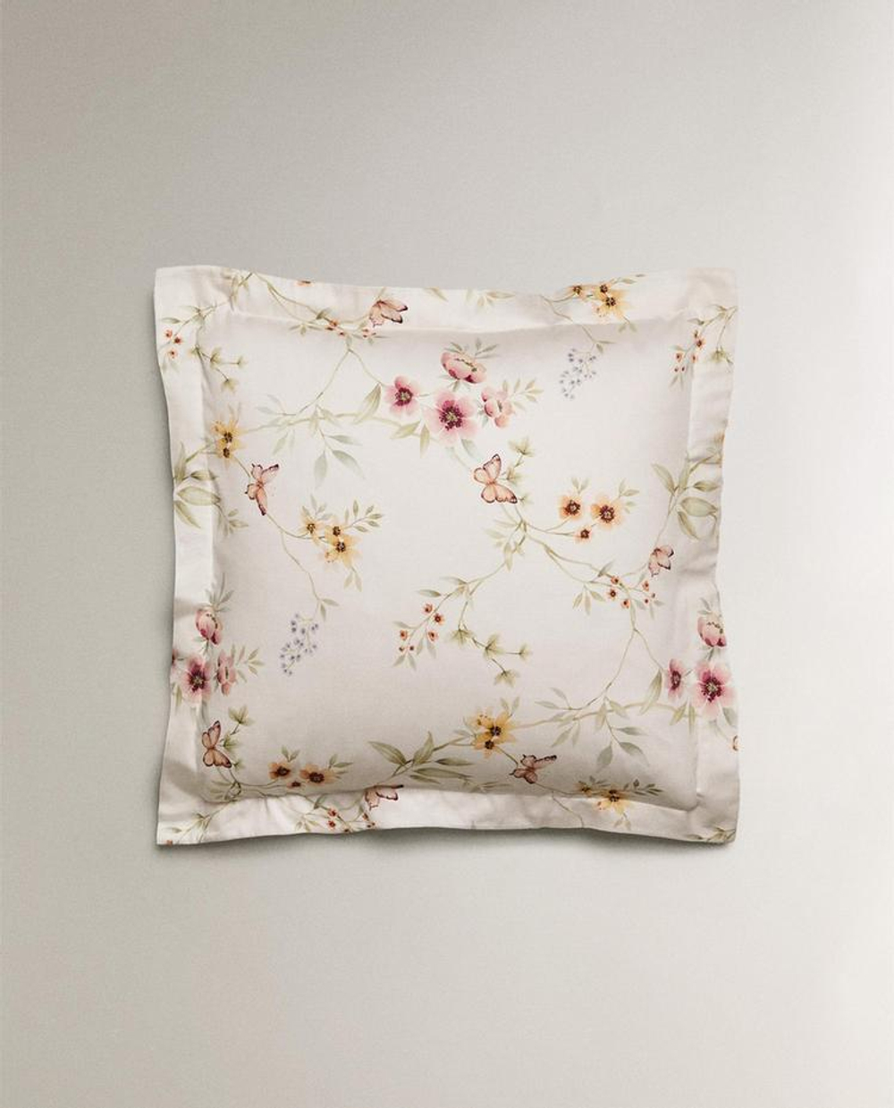 ZARA HOME НАВОЛОЧКА ИЗ САТИНА С ЦВЕТОЧНЫМ ПРИНТОМ, ЖЕЛТОВАТО-БЕЛЫЙ