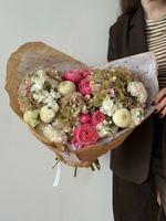 Букет из кустовых пионовидных роз,гортензии, маттиолы, диантусов и хризантемы