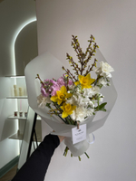Букет сборный из маттиолы, веток форзиции нарциссов и диантусов