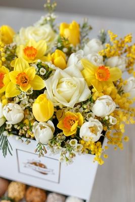 Шкатулка "Весеннее настроение" с мимозой, нарциссами и клубникой в шоколаде