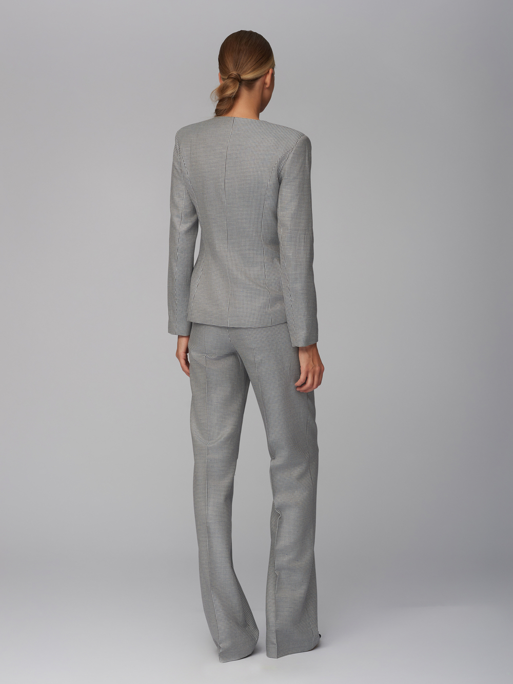 Женский серый костюм в клетку без воротника
