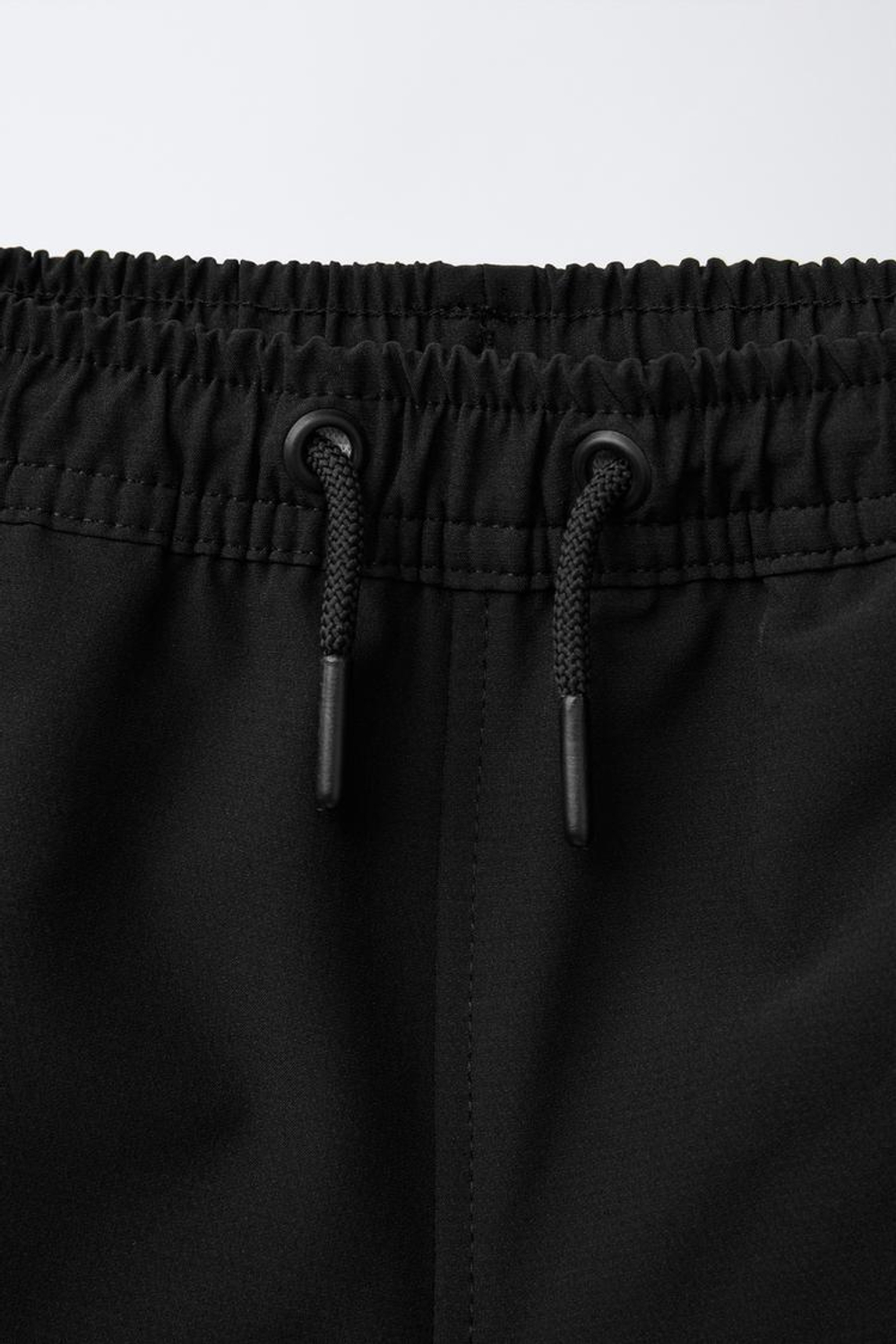ZARA ТЕХНОЛОГИЧНЫЕ ШОРТЫ-БЕРМУДЫ С ЛОГОТИПОМ, ЧЕРНЫЙ