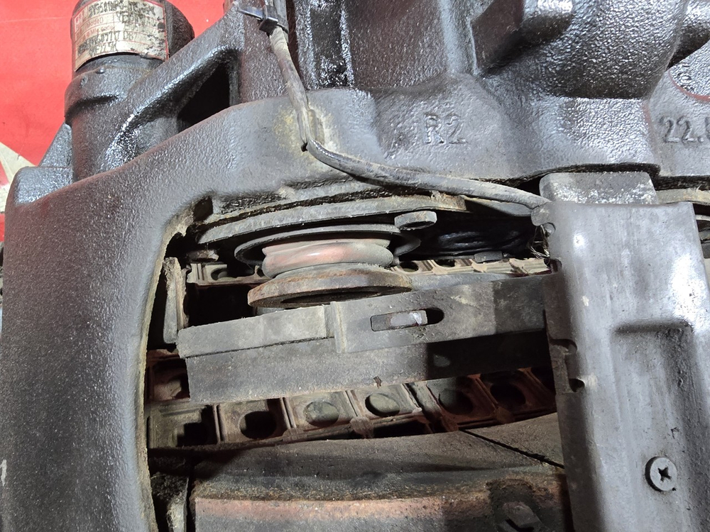 Суппорт задний правый 2023г