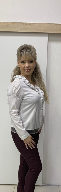 Стрейчевый белый блузон со стразовым принтом