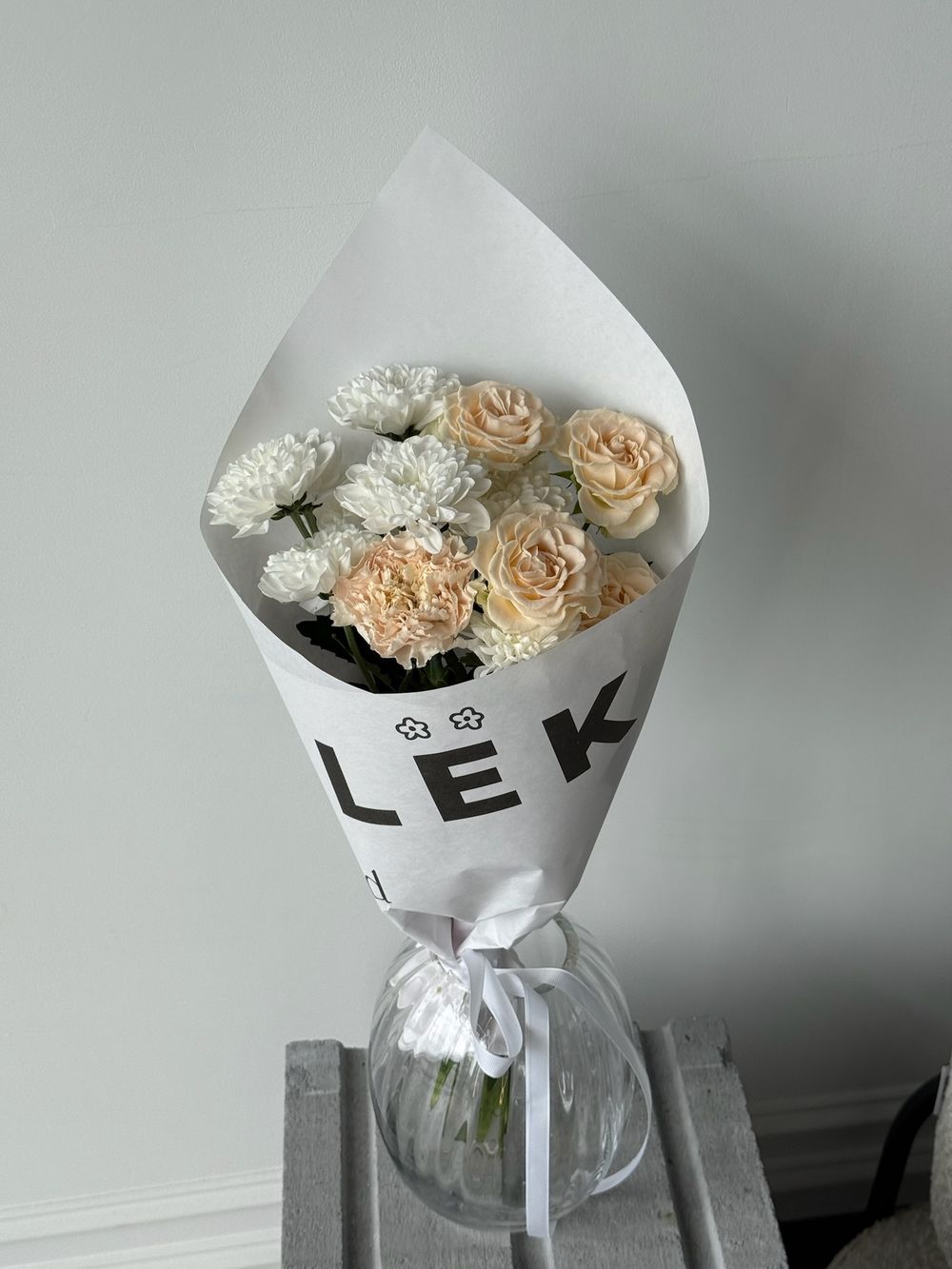 Кулек из хризантемы, кустовой пионовидной розы