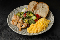 Скрэмбл с креветками в соусе вафу,овощами, гуакамоле и салатом