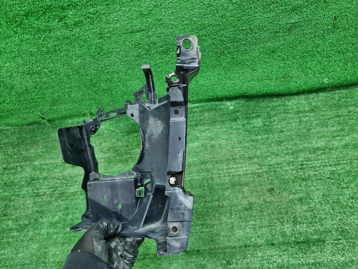 Кронштейн ПТФ правый BMW 3er F30 (2015-2020)