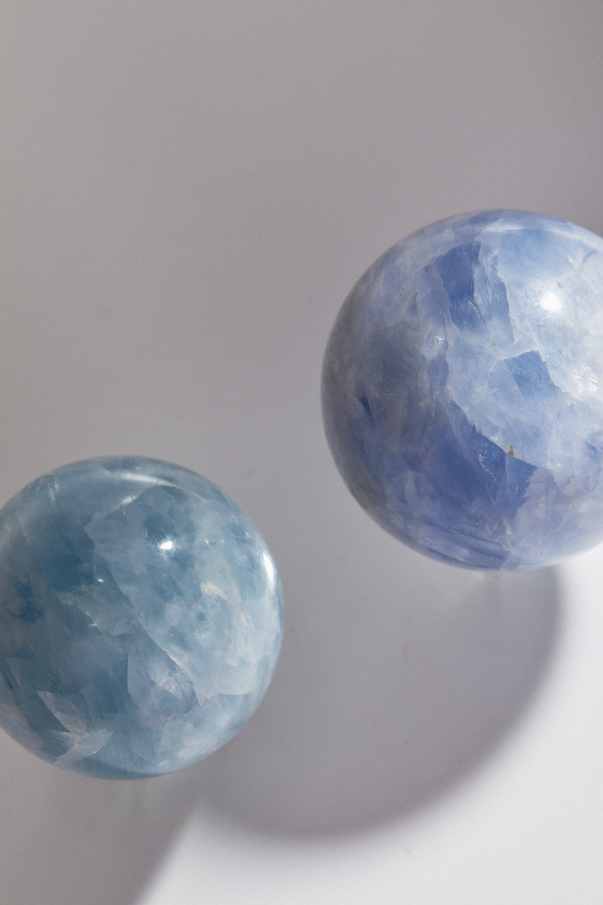 Шар из голубого кальцита