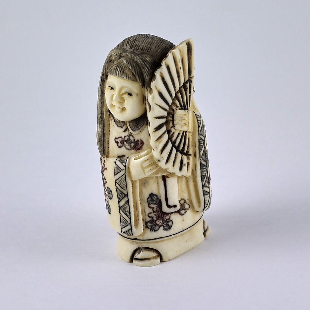 Нэцкэ Девочка Карако с веером