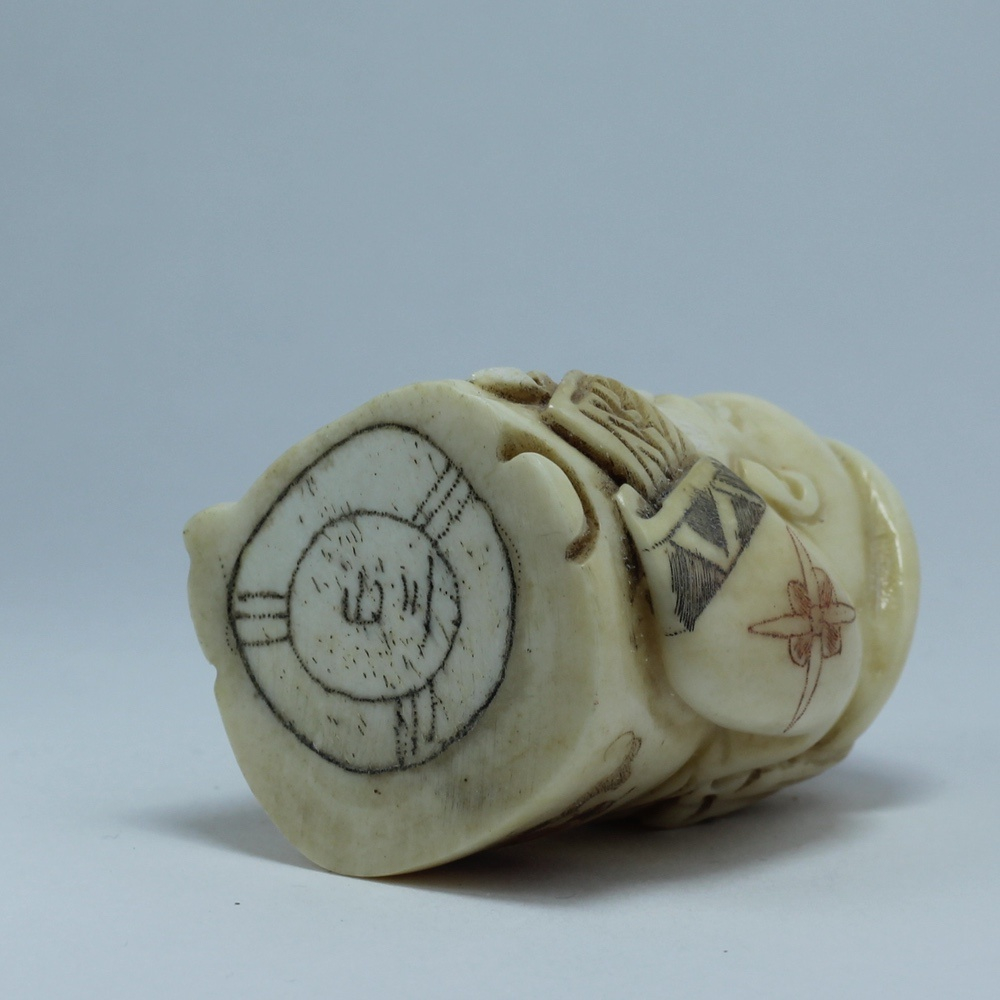 Нэцкэ Шоусин с посохом