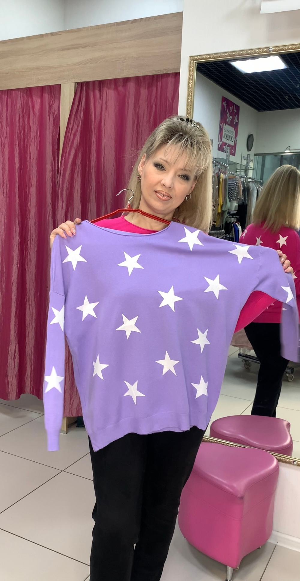 Тонкий джемпер с белыми звездами.