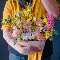 165. Яркая ароматная весенняя композиция с гиацинтами и нарциссами