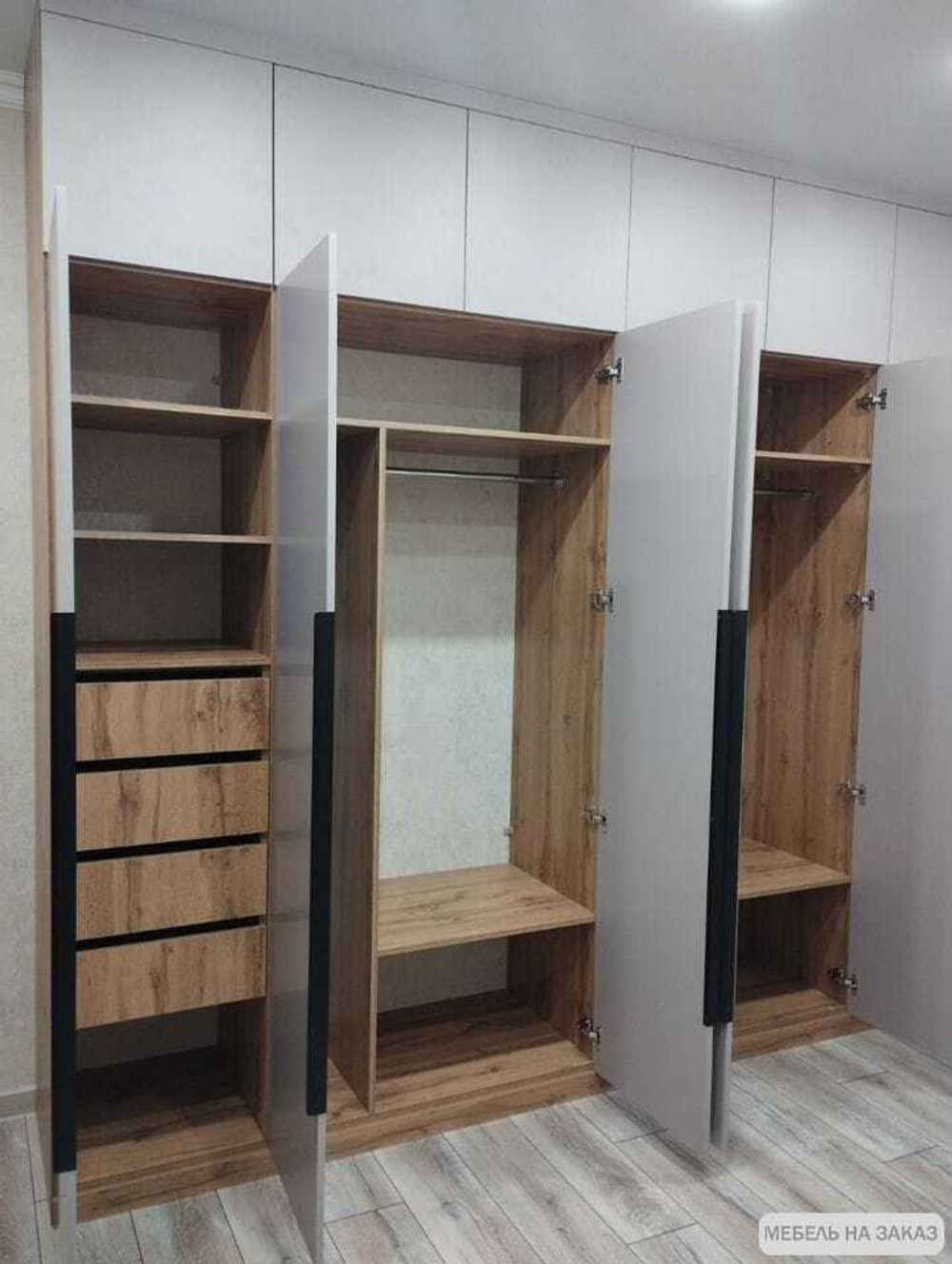 Шкаф на заказ с ящиками, штангами и полками