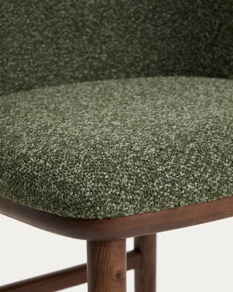 Барный стул Ciselia из темно-зеленого шенилла с ножками из ясеня в отделке орех