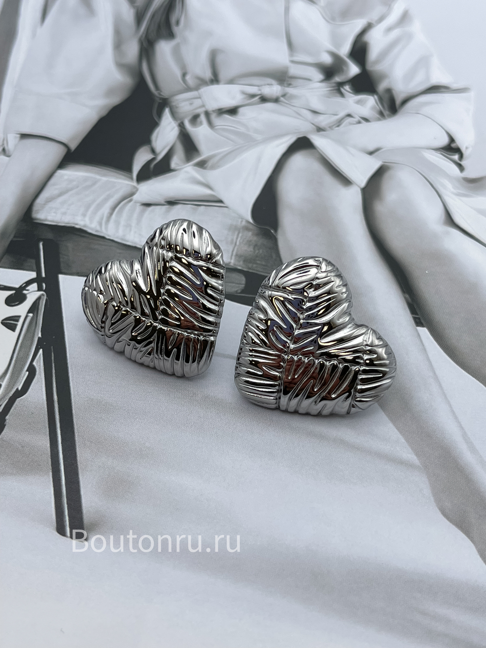 Серьги в форме сердца серебристые жатые