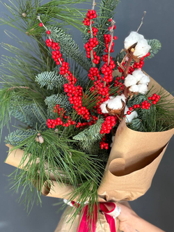 Зимний букет из нобилиса с хлопком и илексом