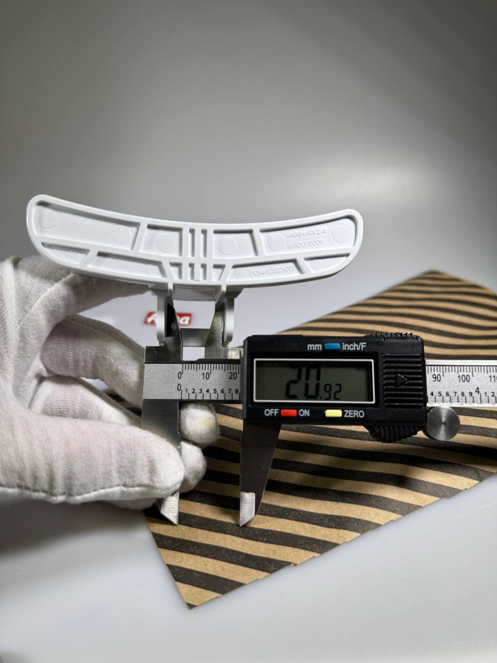 Ручка люка стиральной для машины Samsung белая DC64-02852A