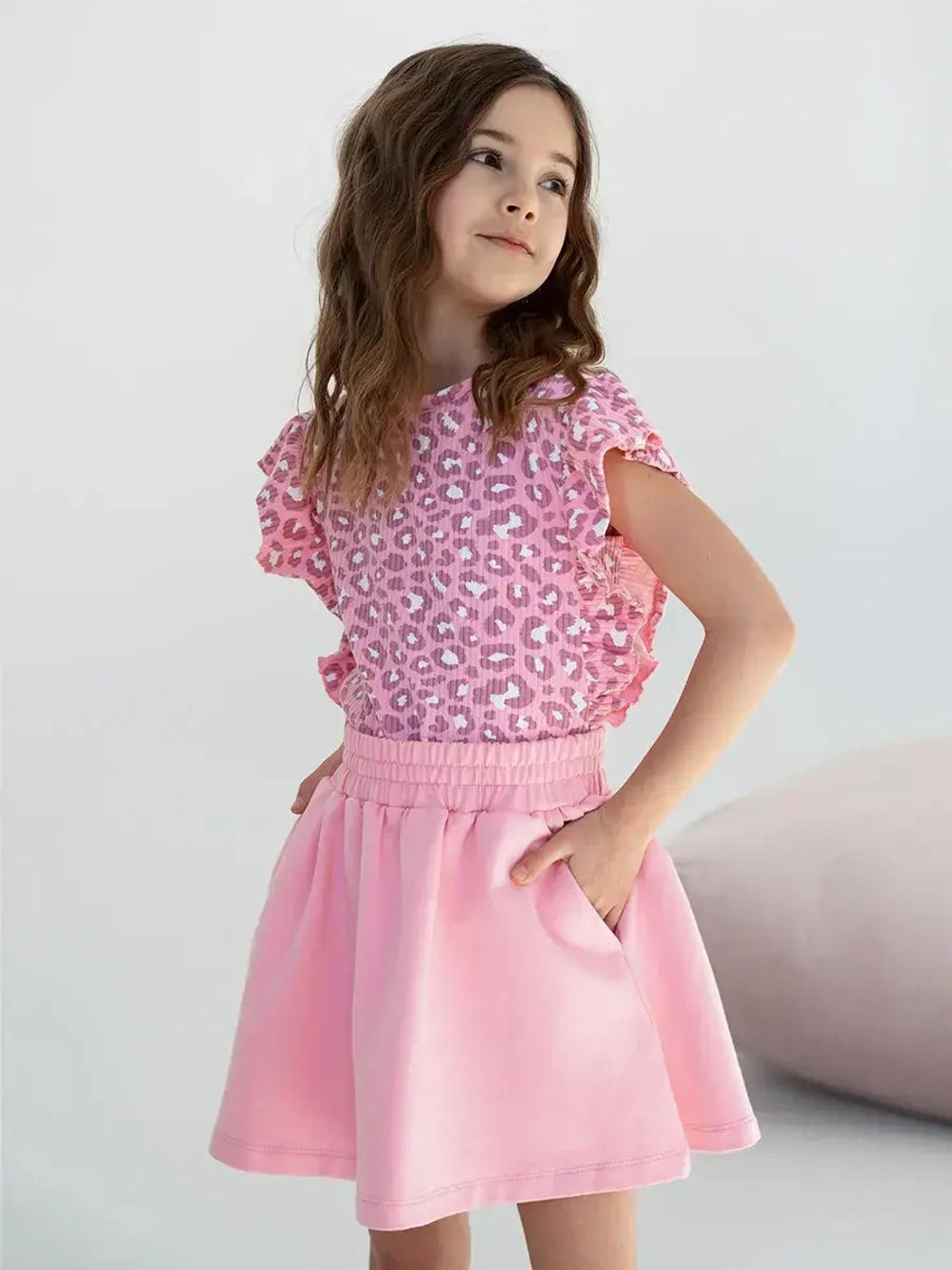 Розовый костюм для девочки с юбкой на лето