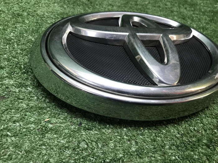 Эмблема решетки радиатора Toyota Fortuner 2 15-нв