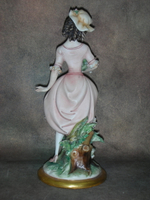 Статуэтка. Фарфор. Юная Леди с букетом цветов. Capodimonte. Италия