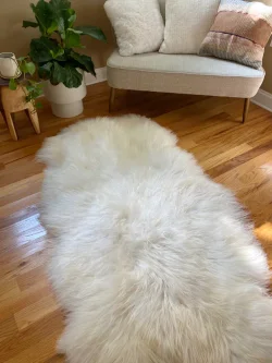 Белый ковер из двух шкур овчины с длинным ворсом