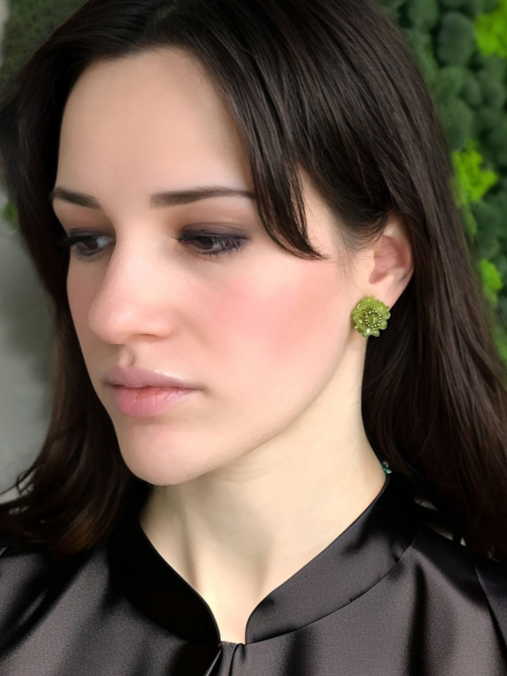 Клипсы "Цветы" ручной работы из бисера с камнем хризолит