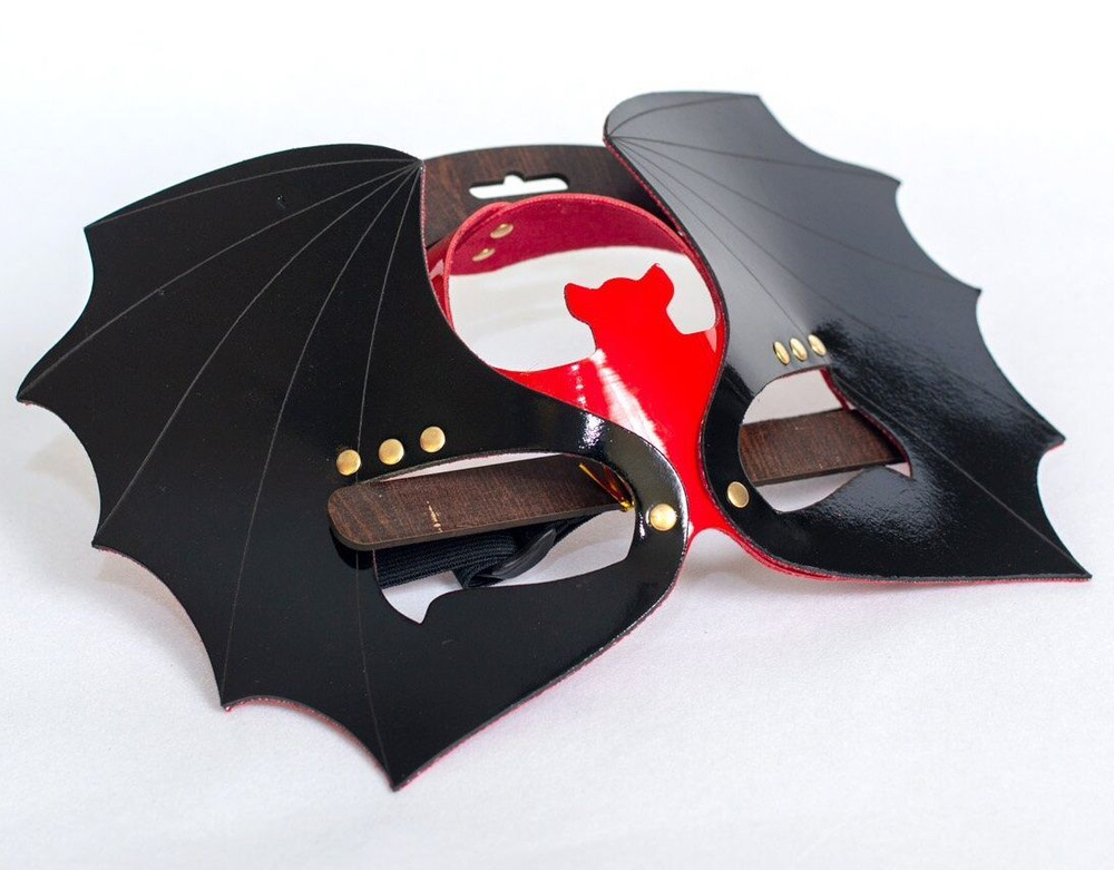 Маска на глаза "Летучая мышь" из черной и красной лаковой кожи