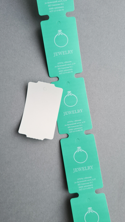 Бирюзовые бирки с печатью белым цветом