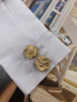 Накладка на пуговицу золотистая в форме цветка с небольшим жемчугом в центре