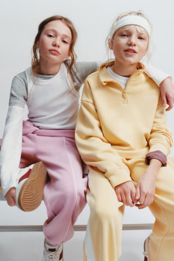 ZARA ТОЛСТОВКА ИЗ МОДАЛА С НАДПИСЬЮ, ЖЕЛТЫЙ