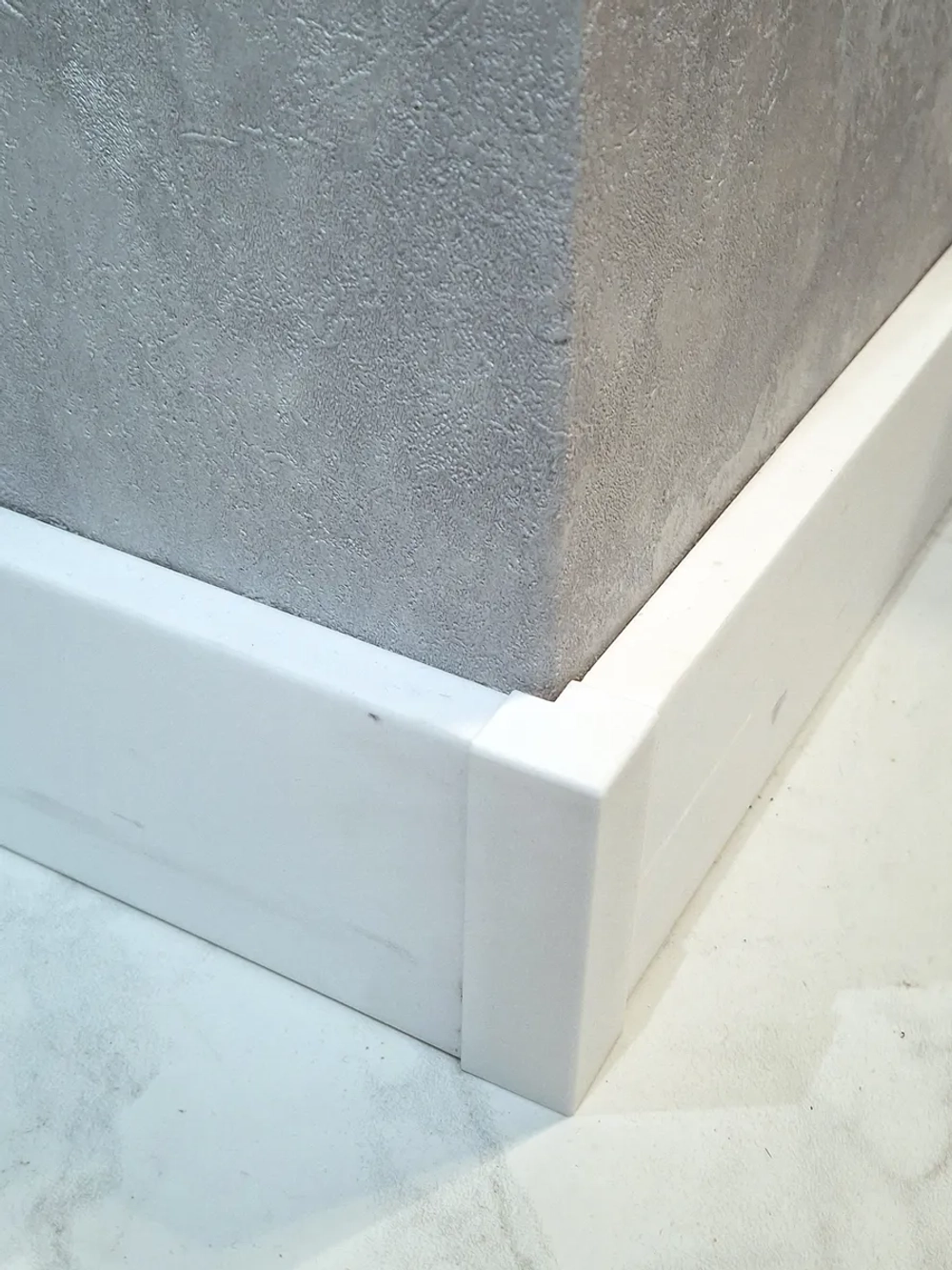 Угол наружный для плинтуса 80*10 мм (2 шт.)