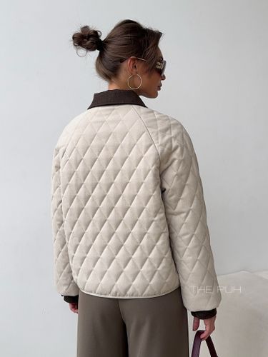 Укороченная стеганая куртка бежевого цвета