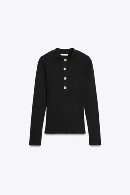 ZARA ФУТБОЛКА ИЗ РИФЛЕНОГО ТРИКОТАЖА С ПУГОВИЦАМИ, ЧЕРНЫЙ