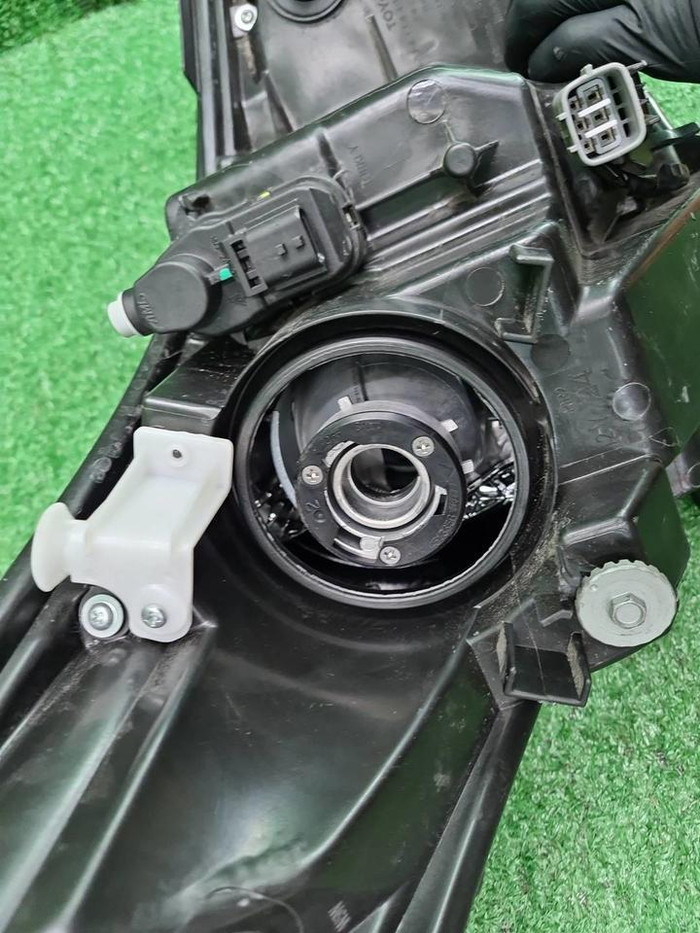 Фара левая Toyota C-HR (2016-2019) галоген