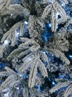 Заснеженная елка с гирляндой «Форесто» холодный свет (Литая+пвх) 180 см / 1,8 м