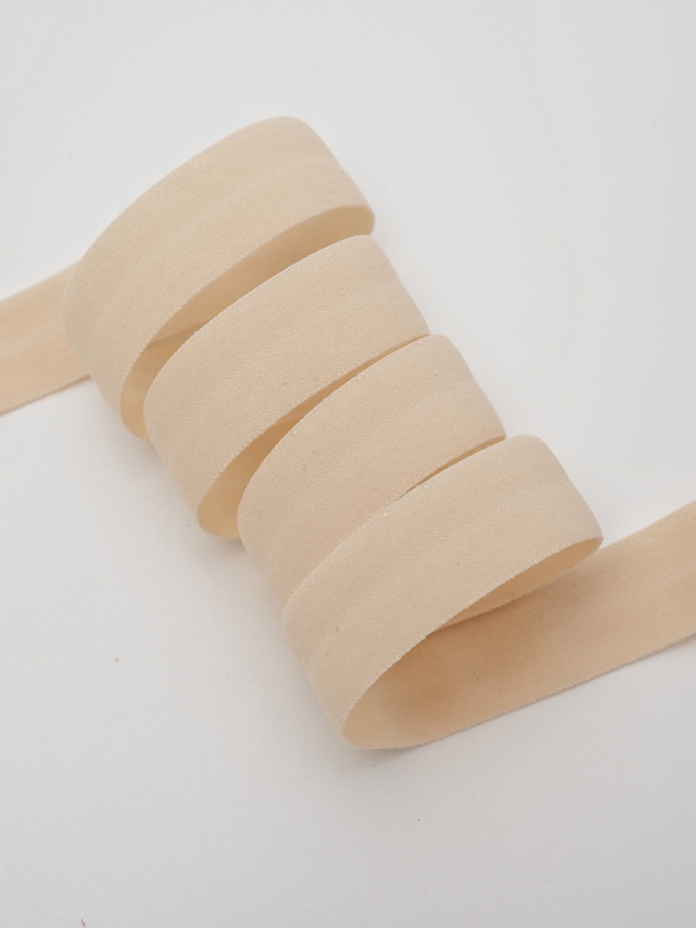 Бейка эластичная бежевая матовая ширина 15 мм