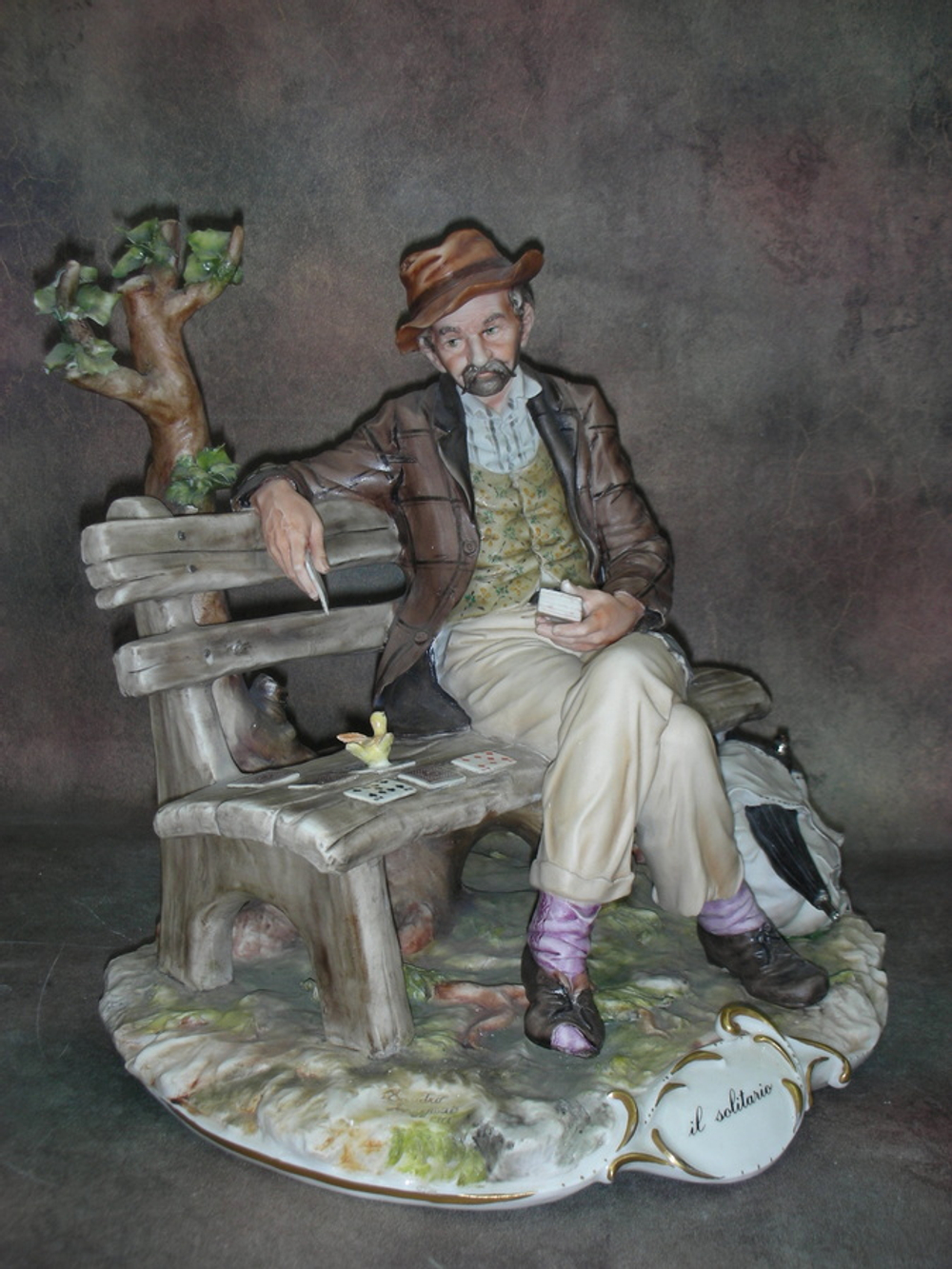 Статуэтка. Фарфор. Пасьянс на лавочке воспоминаний. Capodimonte. Италия