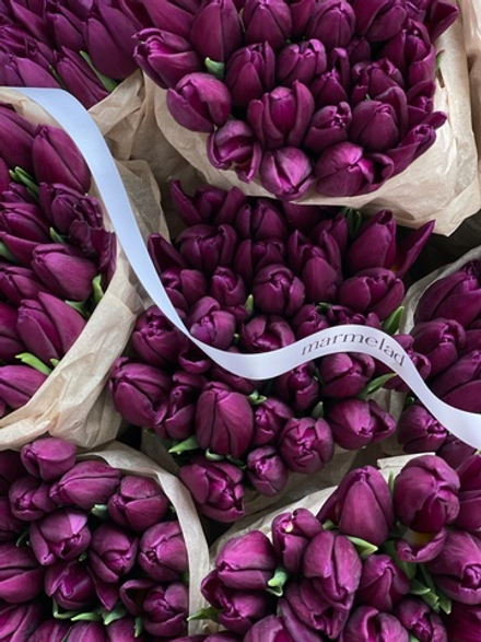 Охапка тюльпаны классика - фиолетовый цвет 25 шт доступно к заказу с 3.03