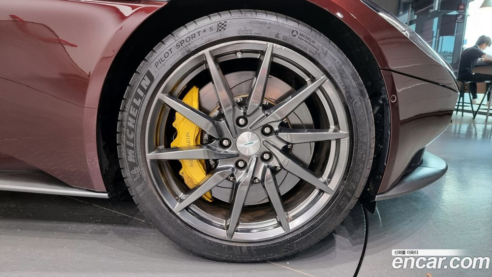 Aston Martin DB11 4.0 V8 Coupe (12.2019)