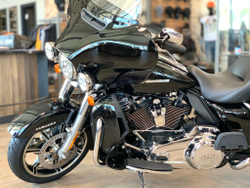 Ultra Limited, Harley-Davidson (FLHTK), 2021 vivid black