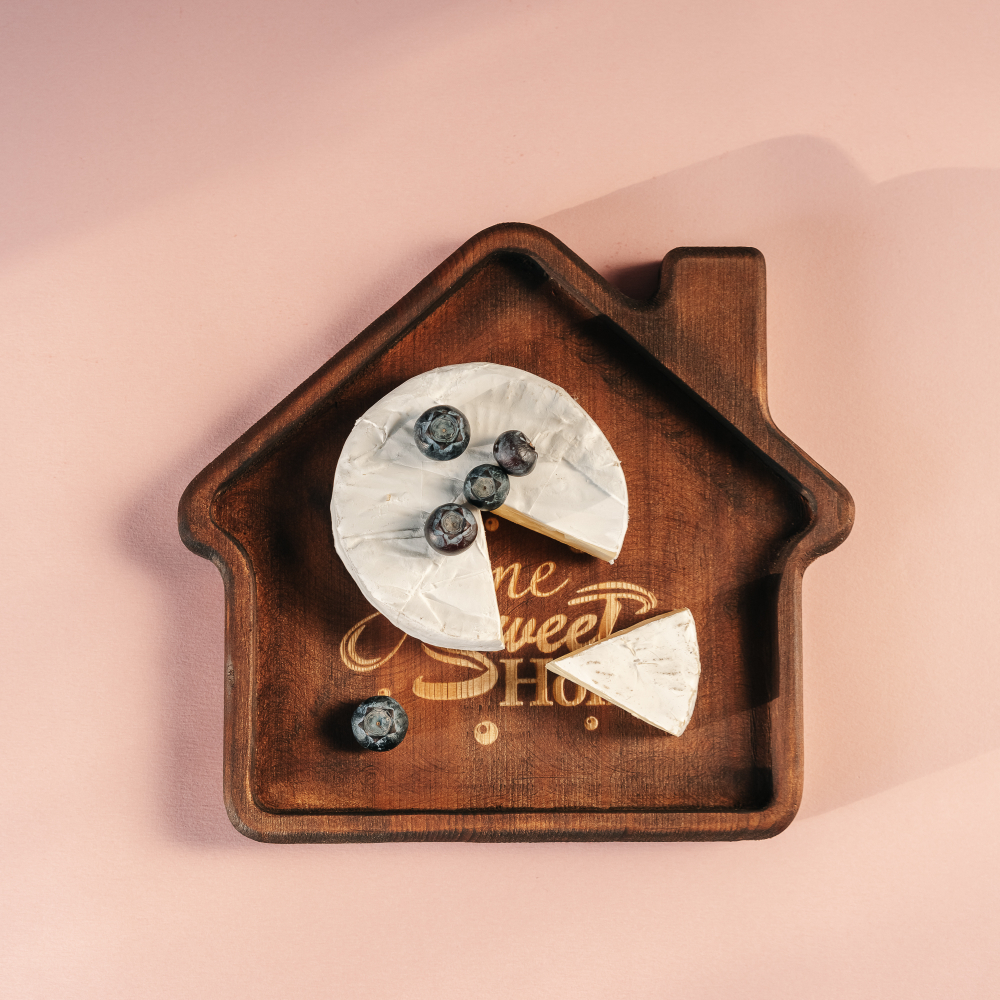 Деревянная менажница из кедра для подачи блюд и закусок с гравировкой "Home, sweet home!"